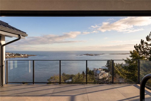 121 Denison Rd, Oak Bay, BC 