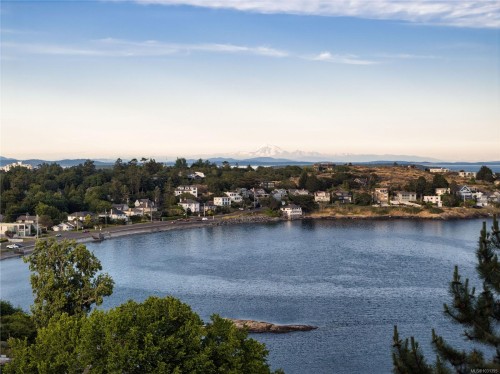 121 Denison Rd, Oak Bay, BC 