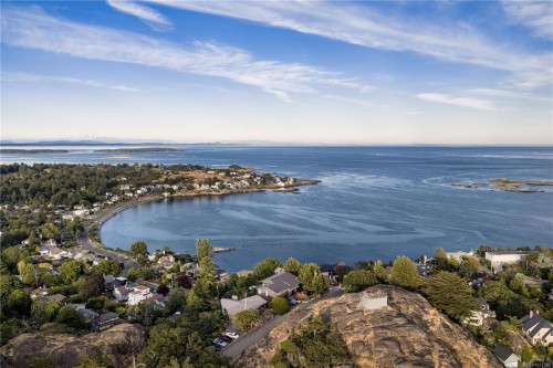 121 Denison Rd, Oak Bay, BC 