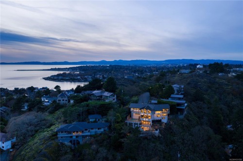 121 Denison Rd, Oak Bay, BC 