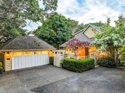 590 Island Rd Oak Bay, BC V8S 2T6