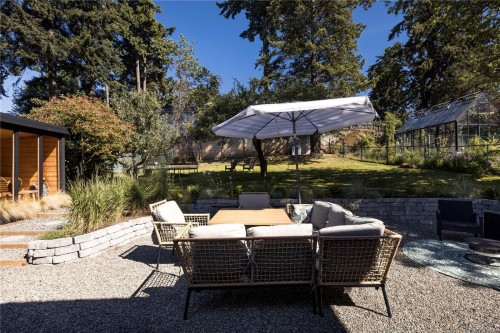 2887 Colquitz Ave, Saanich, BC 