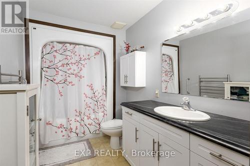 28 Denrich Avenue, Tillsonburg, ON - Indoor Photo Showing Bathroom