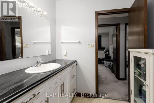 28 Denrich Avenue, Tillsonburg, ON - Indoor Photo Showing Bathroom