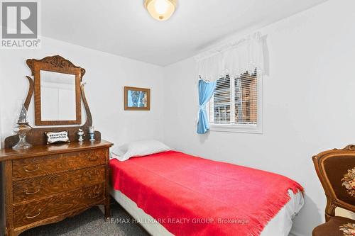Comfortable third bedroom with warm finishes - 118 Hall Shore Road, Lanark Highlands, ON 