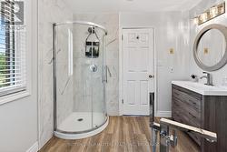 Seperate shower in ensuite - 