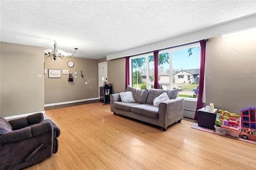 478 Hartford Avenue, Winnipeg, MB - Indoor Photo Showing Living Room
