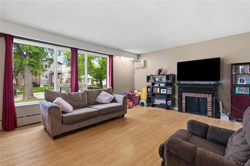 478 Hartford Avenue, Winnipeg, MB - Indoor Photo Showing Living Room