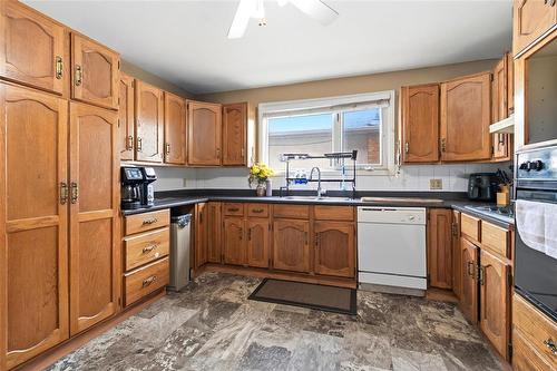478 Hartford Avenue, Winnipeg, MB - Indoor Photo Showing Kitchen With Double Sink