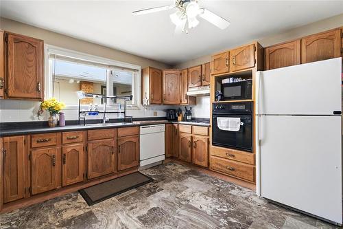 478 Hartford Avenue, Winnipeg, MB - Indoor Photo Showing Kitchen With Double Sink