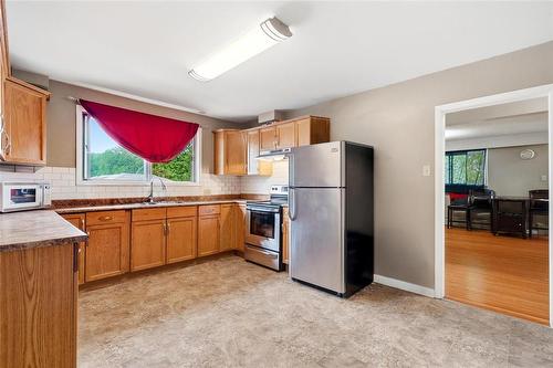 478 Hartford Avenue, Winnipeg, MB - Indoor Photo Showing Kitchen With Double Sink