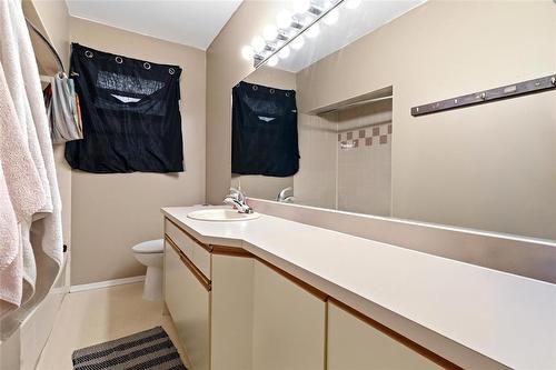 478 Hartford Avenue, Winnipeg, MB - Indoor Photo Showing Bathroom