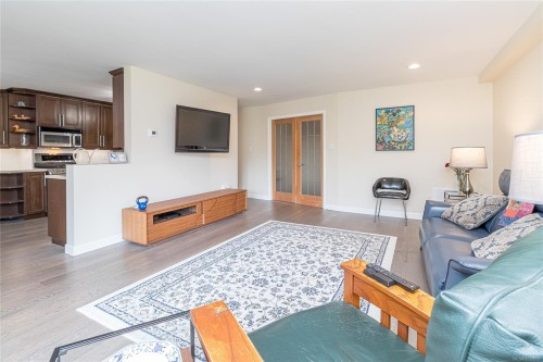 #110-1680 Poplar Ave, Saanich, BC 