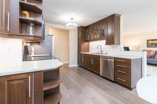 #110-1680 Poplar Ave, Saanich, BC 