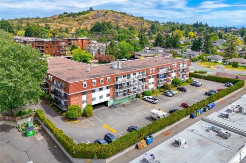 #110-1680 Poplar Ave, Saanich, BC 