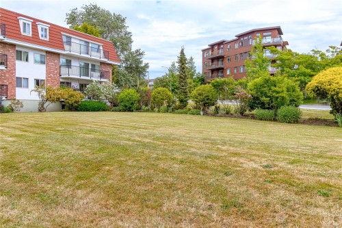 #110-1680 Poplar Ave, Saanich, BC 