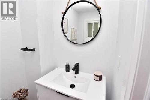 2499 Whittaker Drive, Burlington, ON - Indoor Photo Showing Bathroom