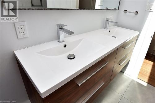 2499 Whittaker Drive, Burlington, ON - Indoor Photo Showing Bathroom