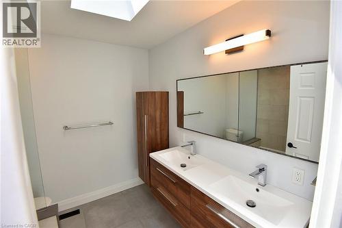 2499 Whittaker Drive, Burlington, ON - Indoor Photo Showing Bathroom