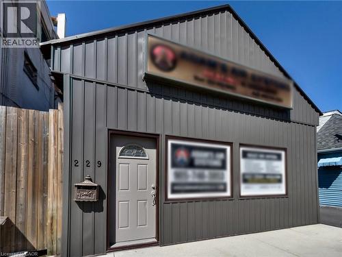 229 Parkdale Avenue N, Hamilton, ON - Outdoor