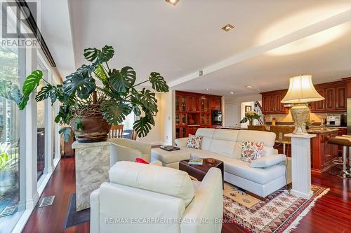 493 Ridge Road E, Grimsby, ON - Indoor Photo Showing Living Room