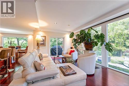 493 Ridge Road E, Grimsby, ON - Indoor Photo Showing Living Room