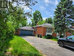 33 URBANDALE AVENUE Toronto, ON M2M 2G9