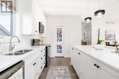 Plenty of counter space & a double undermount sink - 1 Princeton Common Street, St. Catharines (Lakeport), ON 