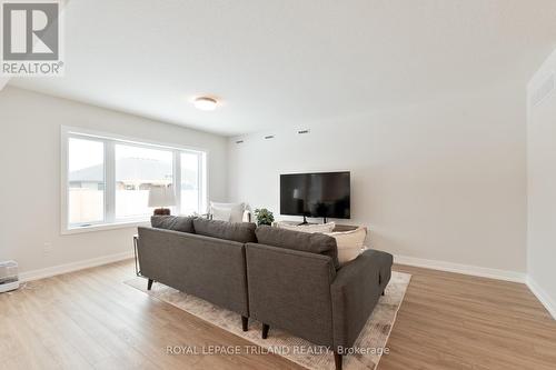 112 Styles Drive, St. Thomas, ON - Indoor Photo Showing Living Room