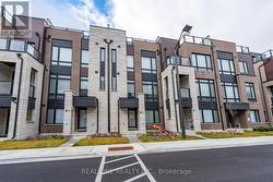 28 CREDIT LANE Richmond Hill, ON L4E 1G9