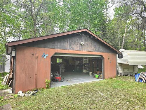 28'x24 garage - 6 Canoba Crescent, Gimli Rm, MB 
