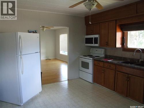 325 3Rd Avenue E, Leader, SK 