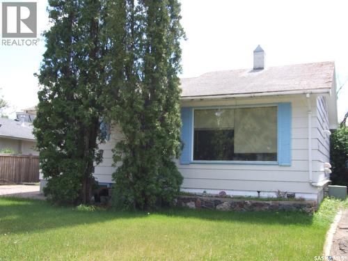 325 3Rd Avenue E, Leader, SK 