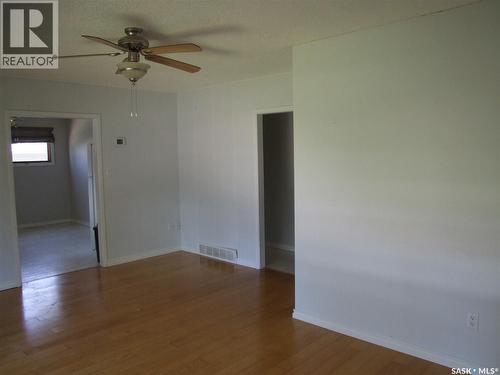 325 3Rd Avenue E, Leader, SK 