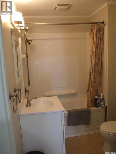 325 3Rd Avenue E, Leader, SK 