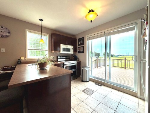 Coin-repas - 213 Route Du Canton, Brownsburg-Chatham, QC - Indoor Photo Showing Kitchen
