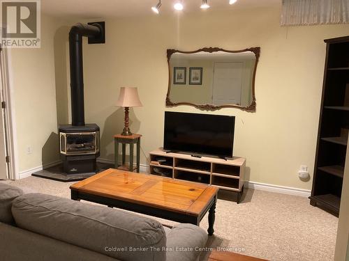 Family Room with gas fireplace - 7 Brandon Crescent, Orillia, ON 