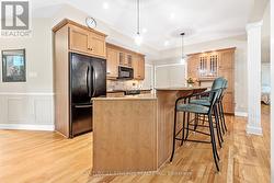Gorgeous kitchen with spacious breakfast bar - 