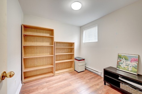 Bureau - 9865 Rue Riverin, Brossard, QC 