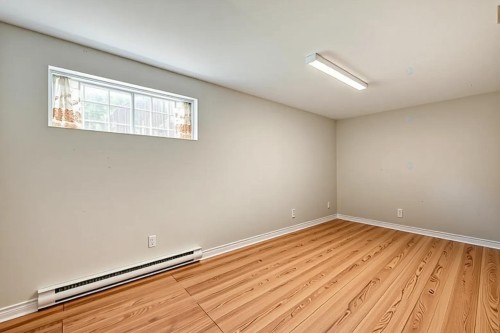 Salle familiale - 9865 Rue Riverin, Brossard, QC 