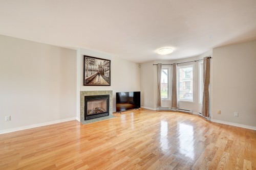 Salon - 9865 Rue Riverin, Brossard, QC 