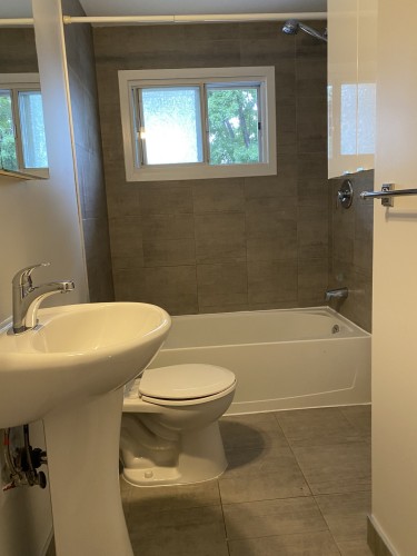 Salle de bains - 4-16 Rue Beauchemin, Varennes, QC 