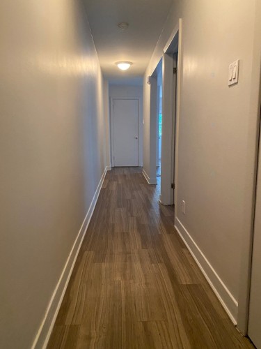 Corridor - 4-16 Rue Beauchemin, Varennes, QC 