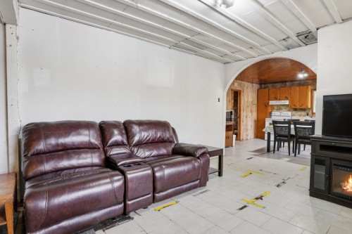 Salon - 135 Ch. Laporte, Val-Des-Bois, QC 