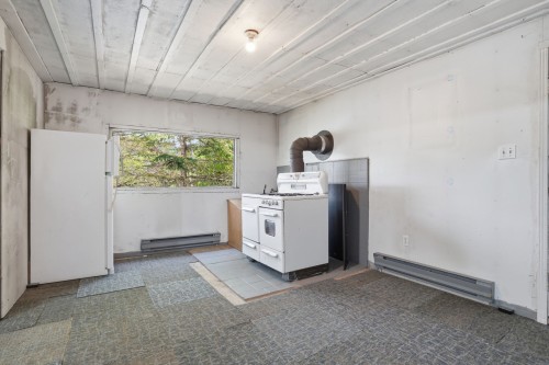 Salle familiale - 135 Ch. Laporte, Val-Des-Bois, QC 