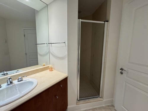 Salle de bains attenante à la CCP - 2103-200 Av. Des Sommets, Montréal (Verdun/Île-Des-Soeurs), QC 