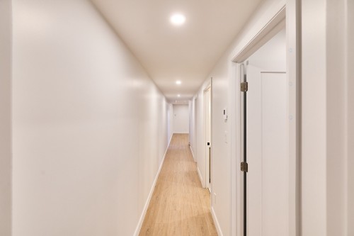 Corridor - 189 Ch. Du Lac-Baribeau, Saint-Donat, QC 