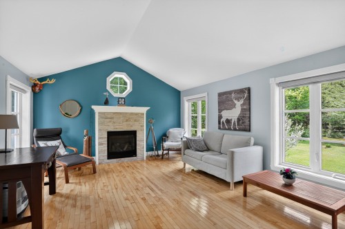 Salon - 520 Ch. De La Petite-Mékinac N., Saint-Tite, QC 