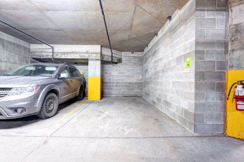 Garage - 208-4455 Rue Des Francs-Bourgeois, Boisbriand, QC 