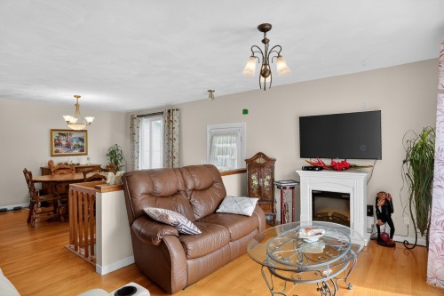 Salon - 1500 Rue Des Pivoines, Shawinigan, QC 